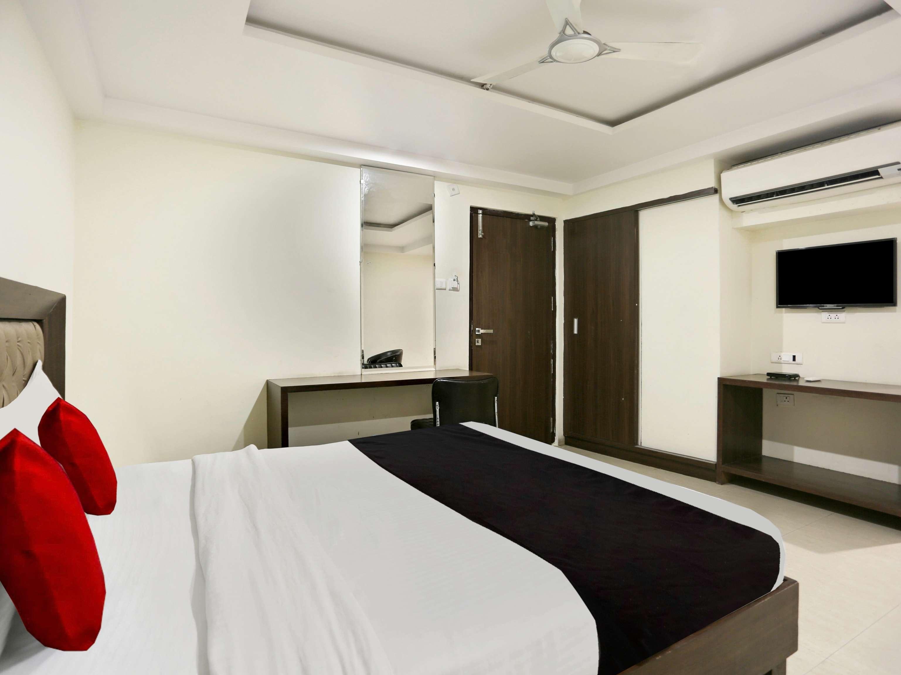 Townhouse Halcyon Deccan Inn Near Shilparamam Kondapur  Exteriér fotografie