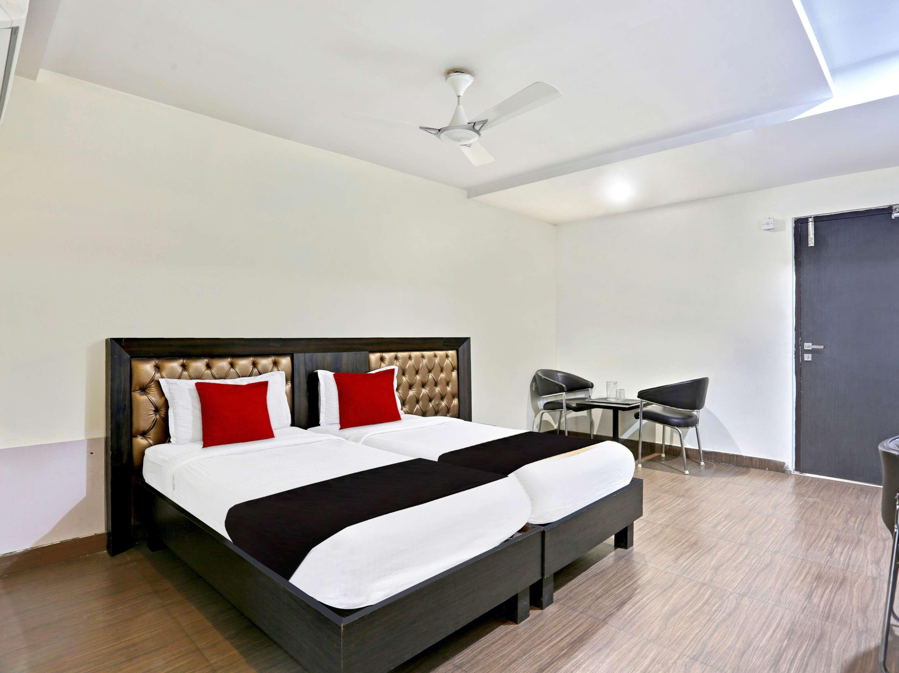 Townhouse Halcyon Deccan Inn Near Shilparamam Kondapur  Exteriér fotografie
