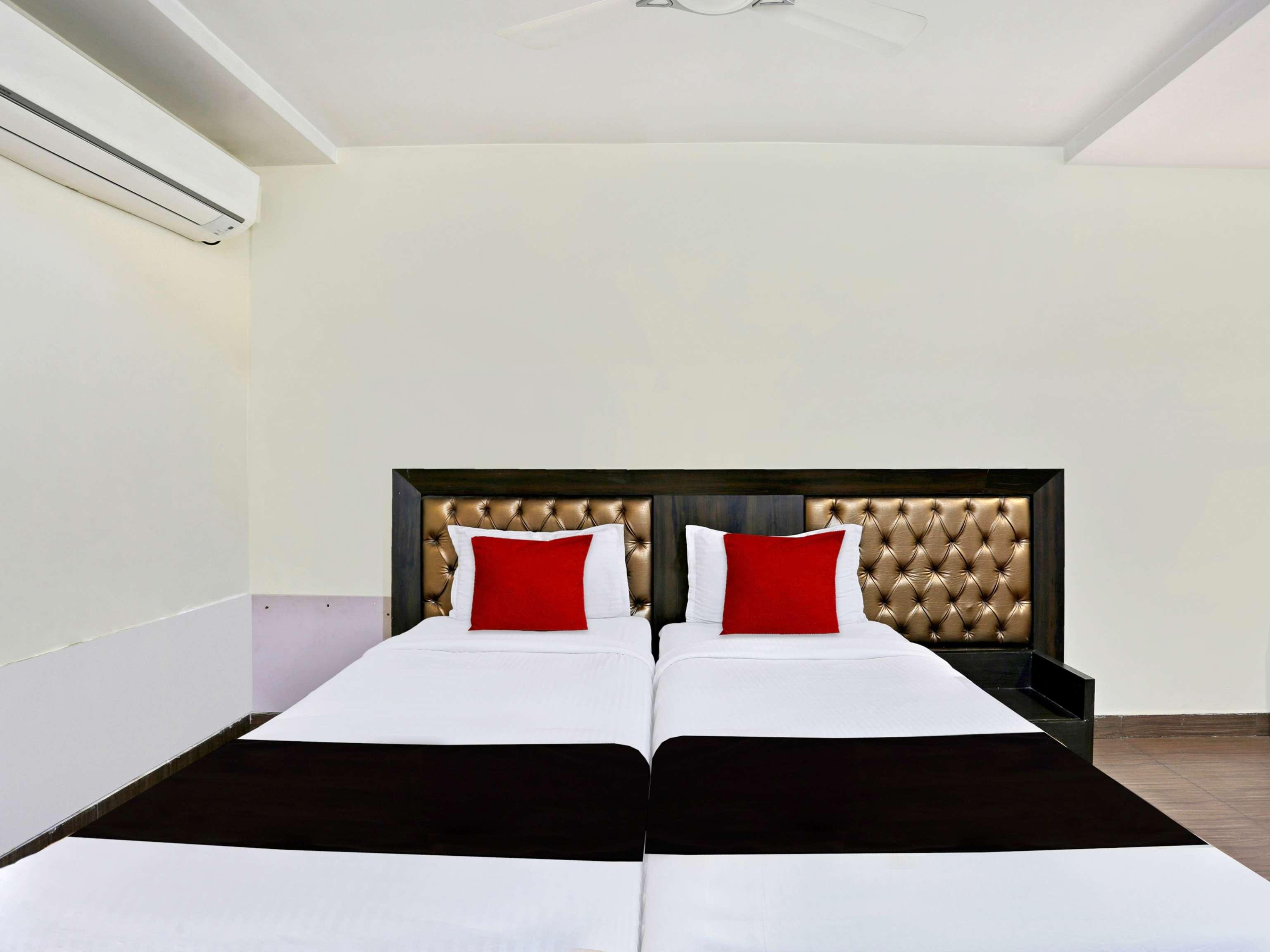 Townhouse Halcyon Deccan Inn Near Shilparamam Kondapur  Exteriér fotografie