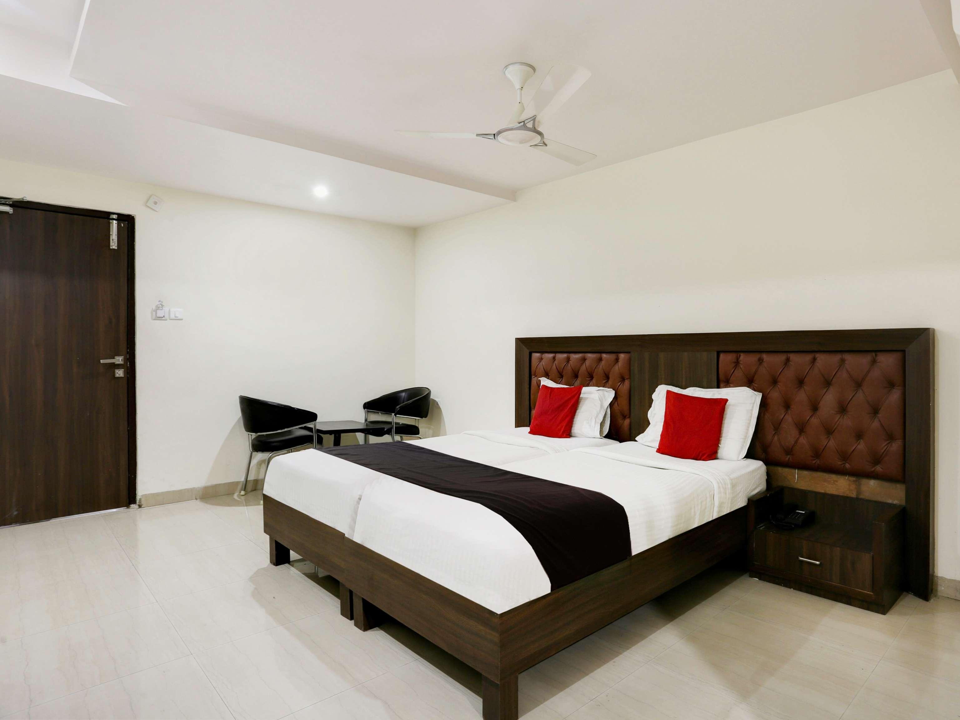Townhouse Halcyon Deccan Inn Near Shilparamam Kondapur  Exteriér fotografie