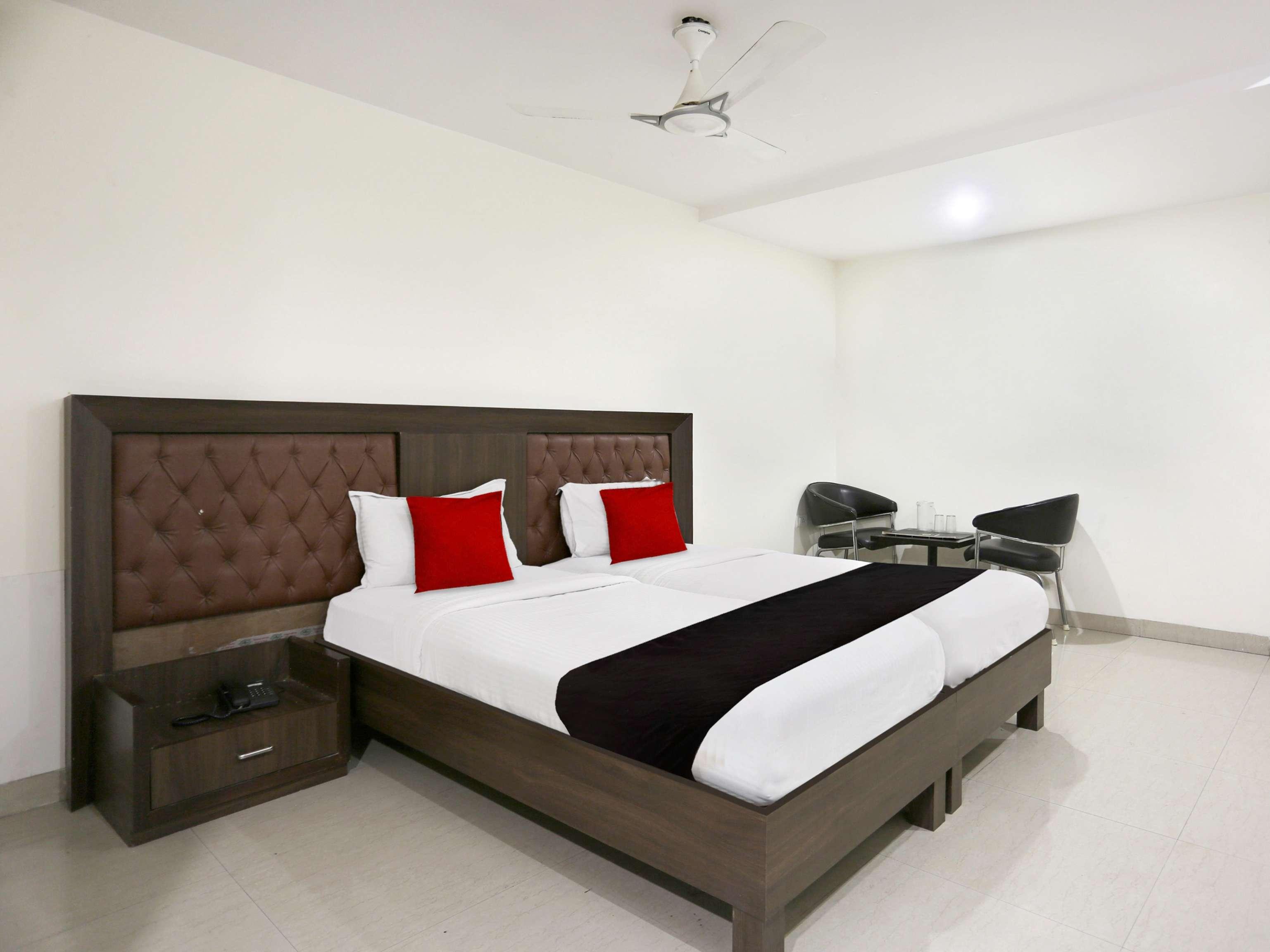 Townhouse Halcyon Deccan Inn Near Shilparamam Kondapur  Exteriér fotografie