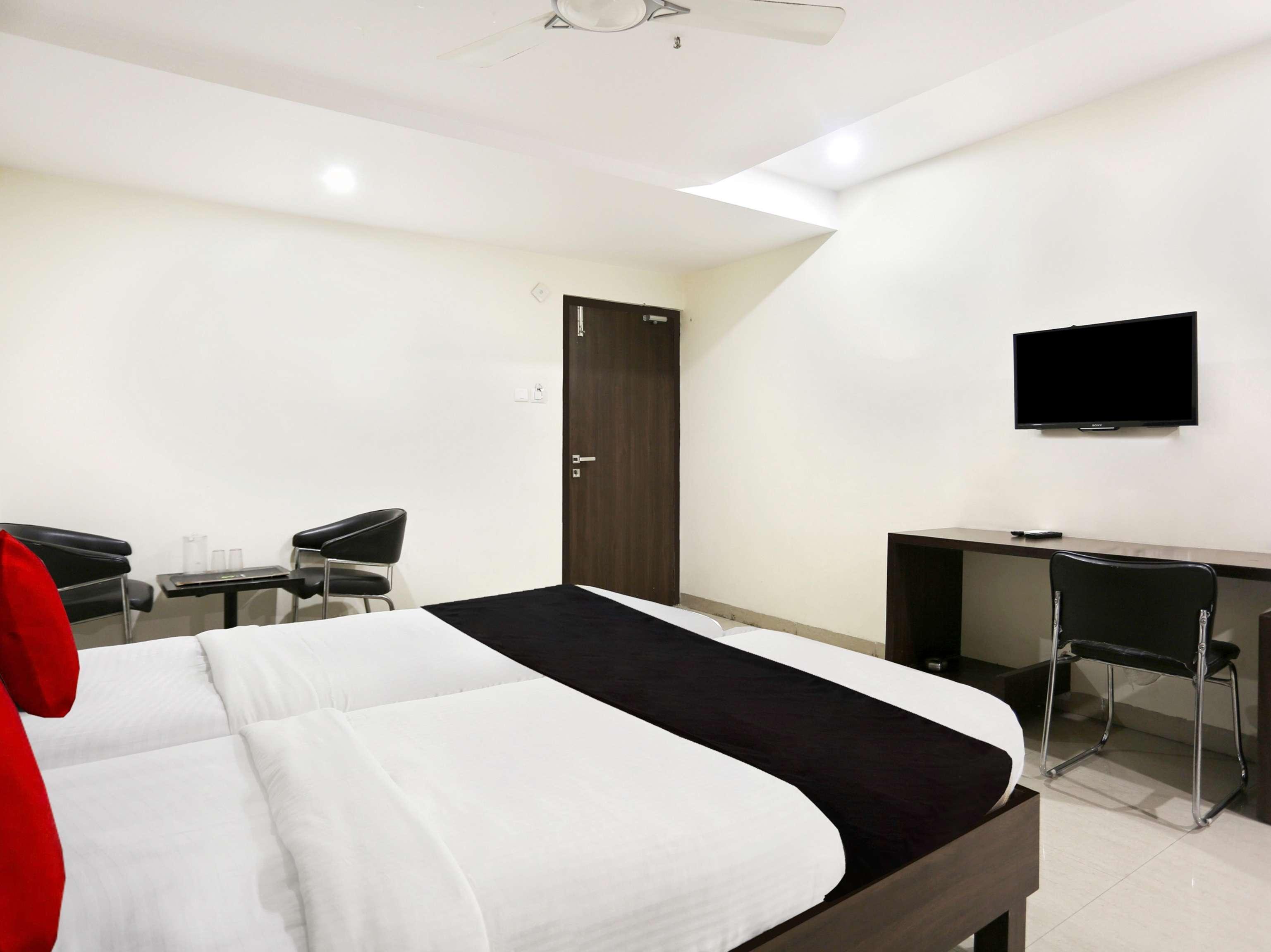 Townhouse Halcyon Deccan Inn Near Shilparamam Kondapur  Exteriér fotografie
