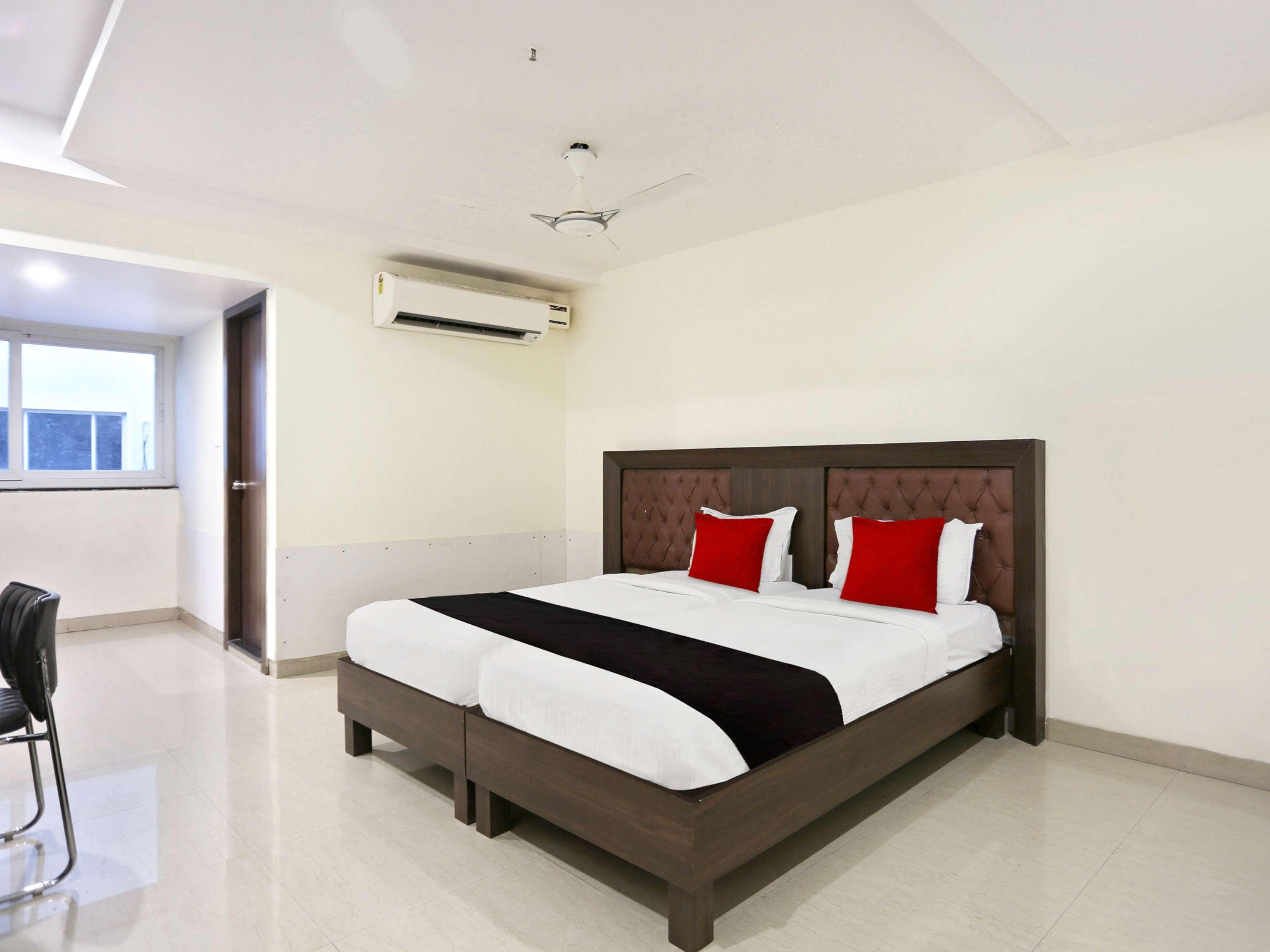 Townhouse Halcyon Deccan Inn Near Shilparamam Kondapur  Exteriér fotografie