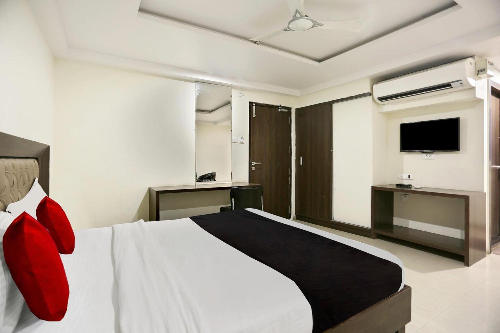 Townhouse Halcyon Deccan Inn Near Shilparamam Kondapur  Exteriér fotografie