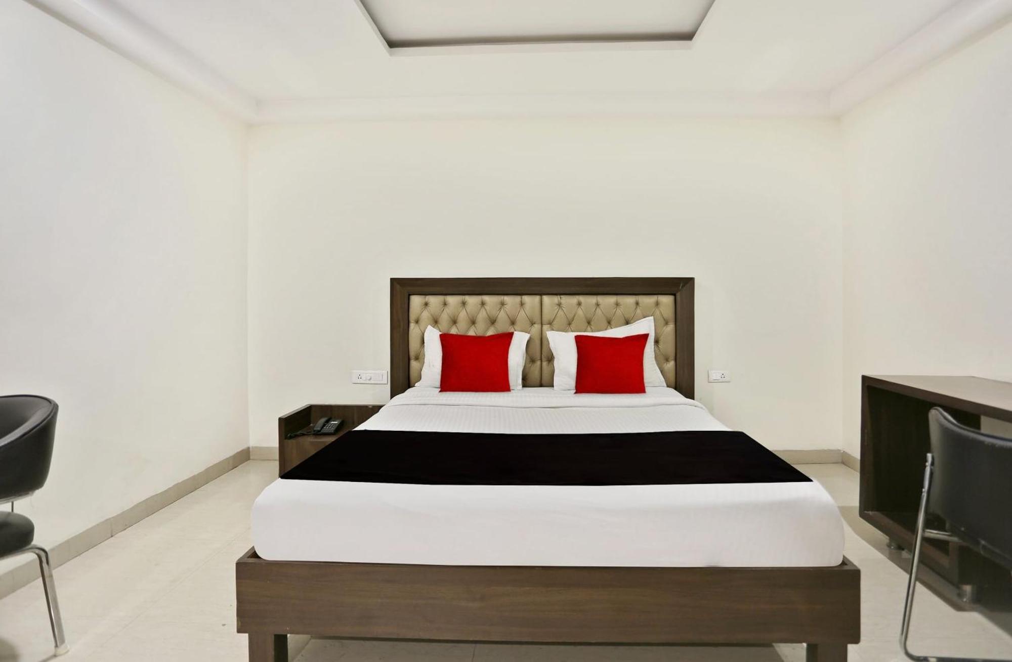 Townhouse Halcyon Deccan Inn Near Shilparamam Kondapur  Exteriér fotografie