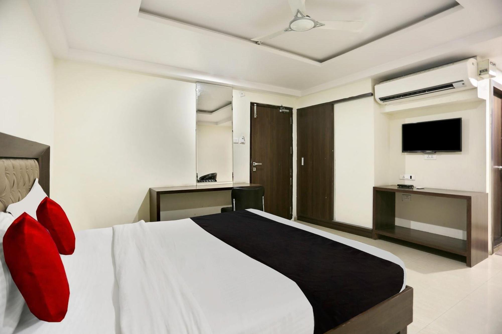 Townhouse Halcyon Deccan Inn Near Shilparamam Kondapur  Exteriér fotografie