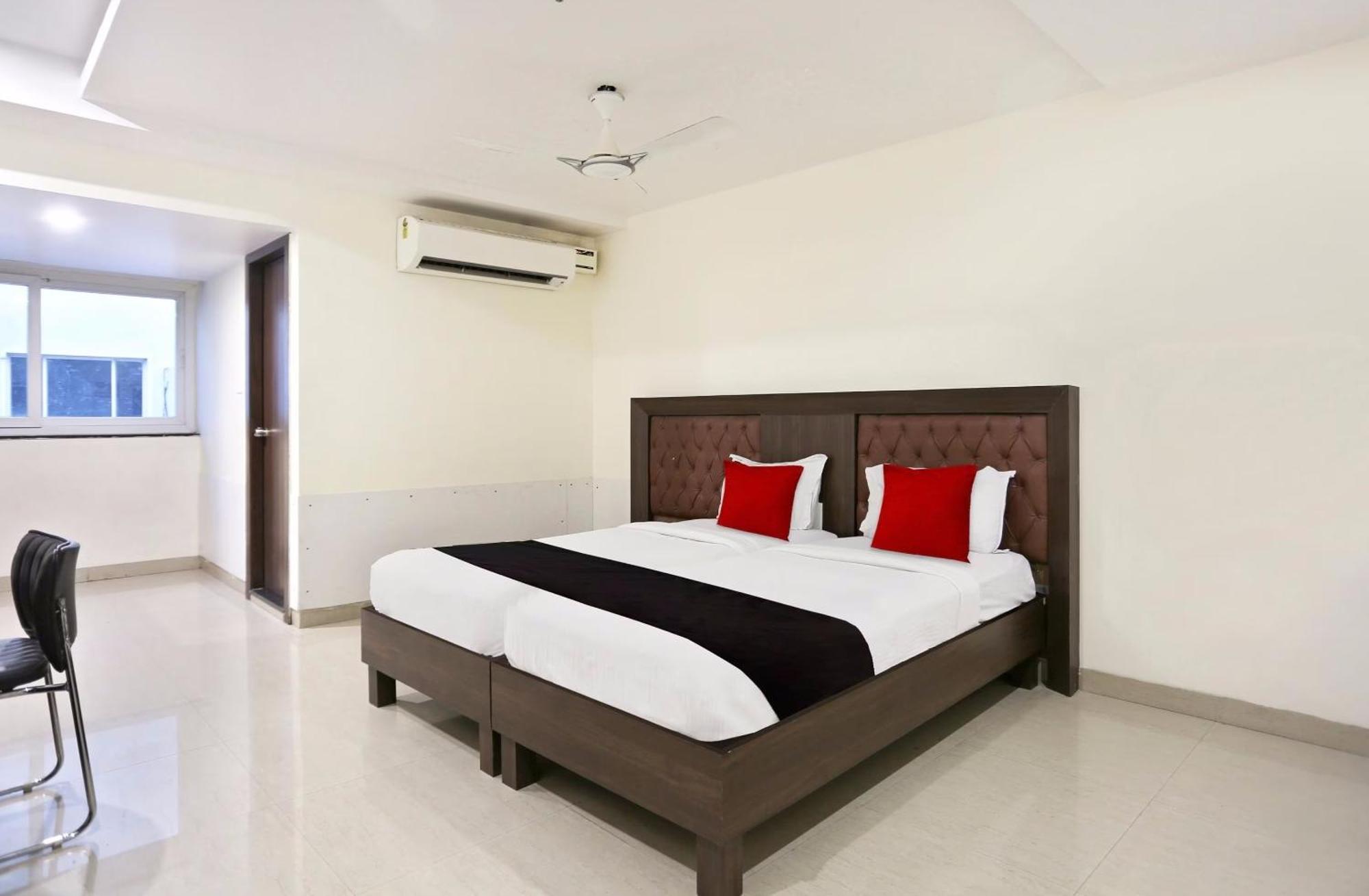 Townhouse Halcyon Deccan Inn Near Shilparamam Kondapur  Exteriér fotografie