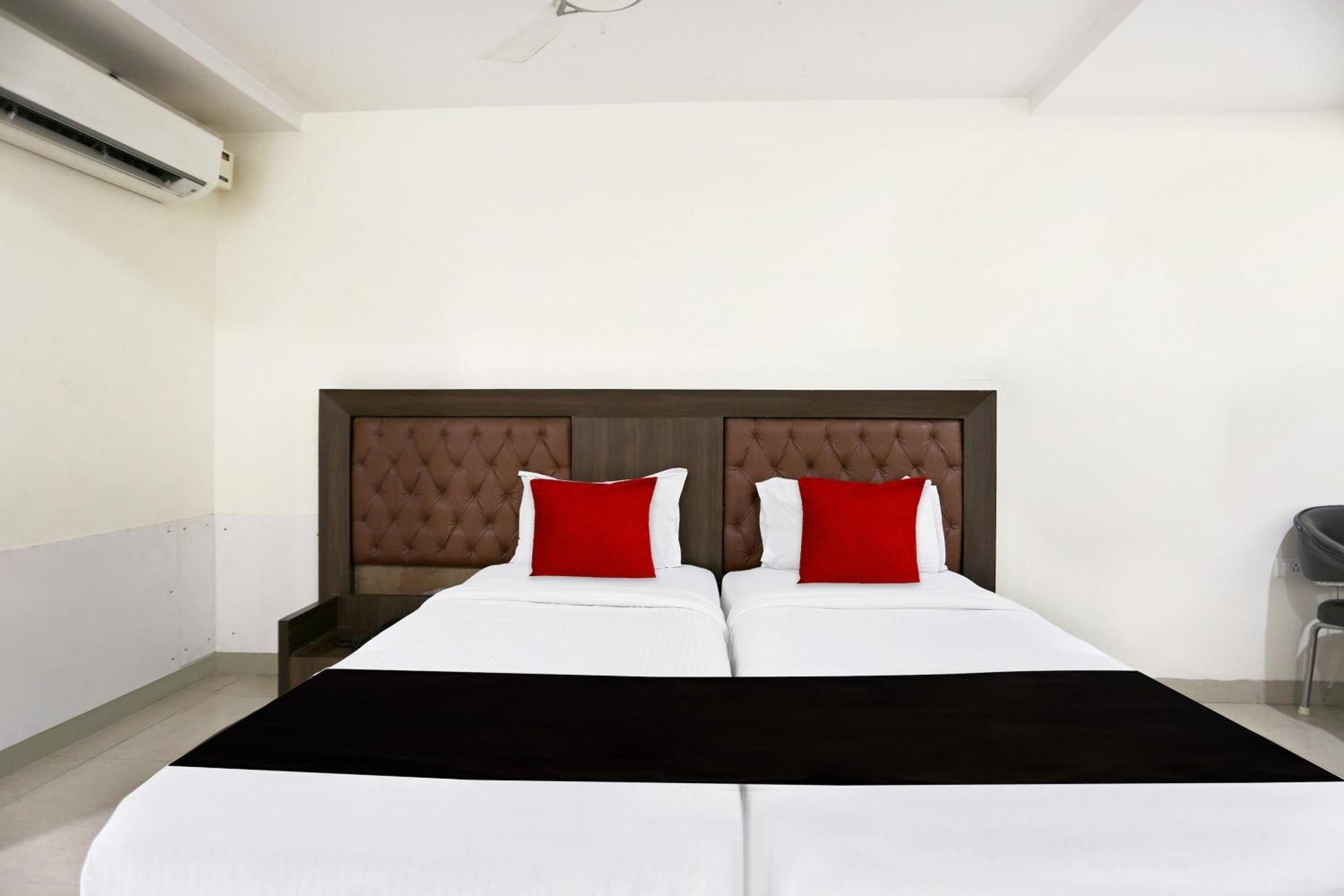 Townhouse Halcyon Deccan Inn Near Shilparamam Kondapur  Exteriér fotografie
