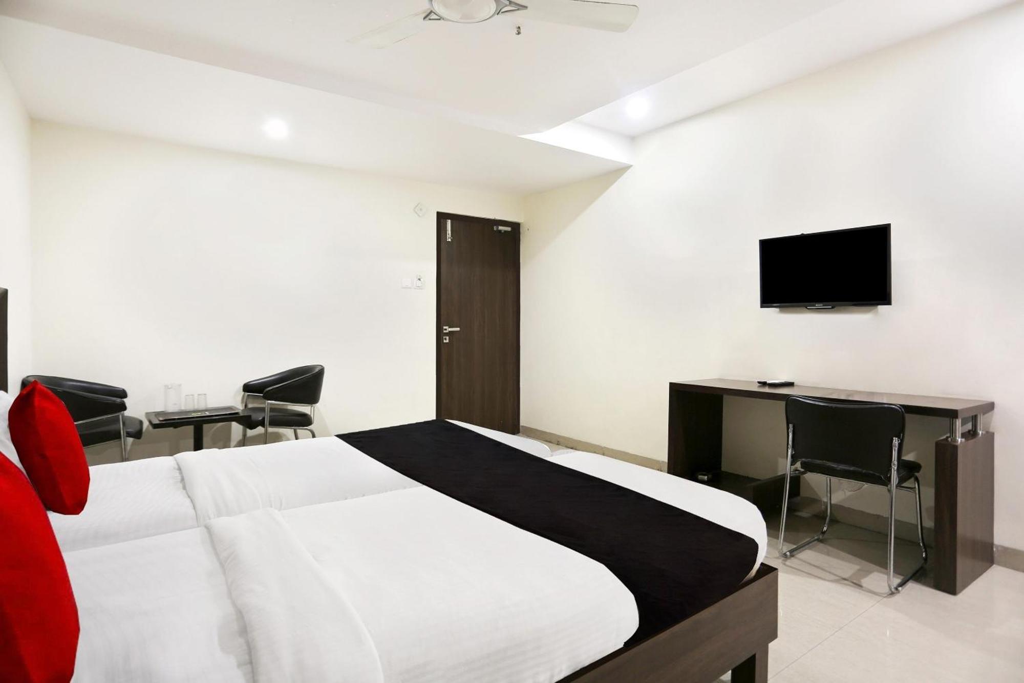 Townhouse Halcyon Deccan Inn Near Shilparamam Kondapur  Exteriér fotografie
