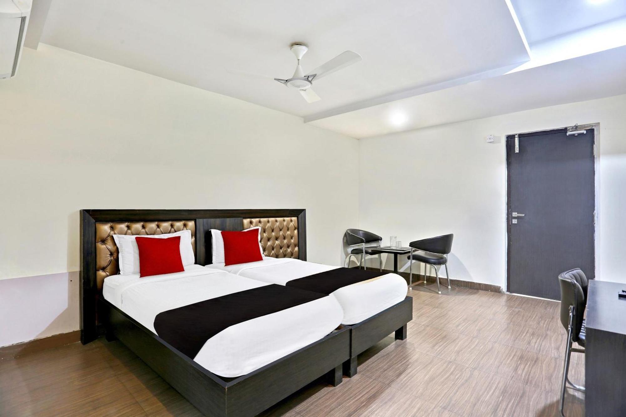 Townhouse Halcyon Deccan Inn Near Shilparamam Kondapur  Exteriér fotografie