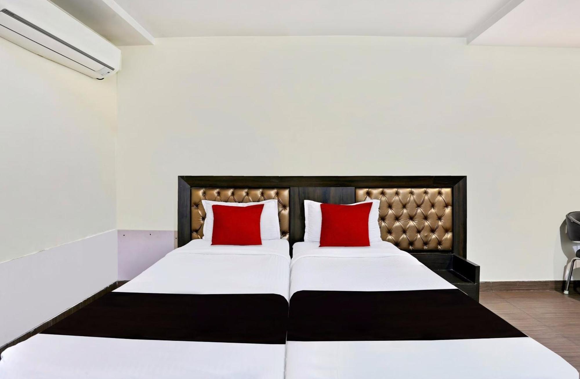 Townhouse Halcyon Deccan Inn Near Shilparamam Kondapur  Exteriér fotografie