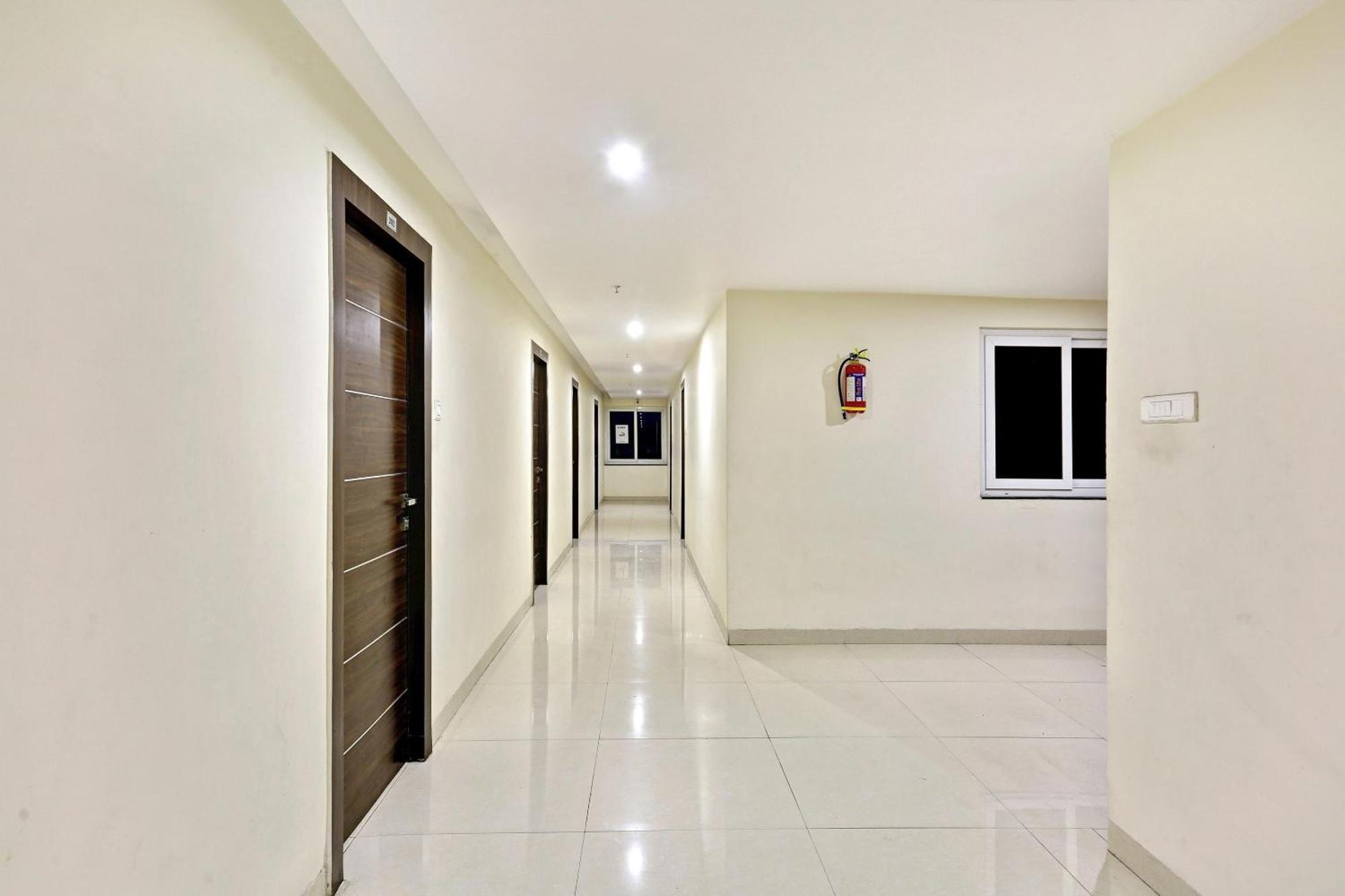 Townhouse Halcyon Deccan Inn Near Shilparamam Kondapur  Exteriér fotografie