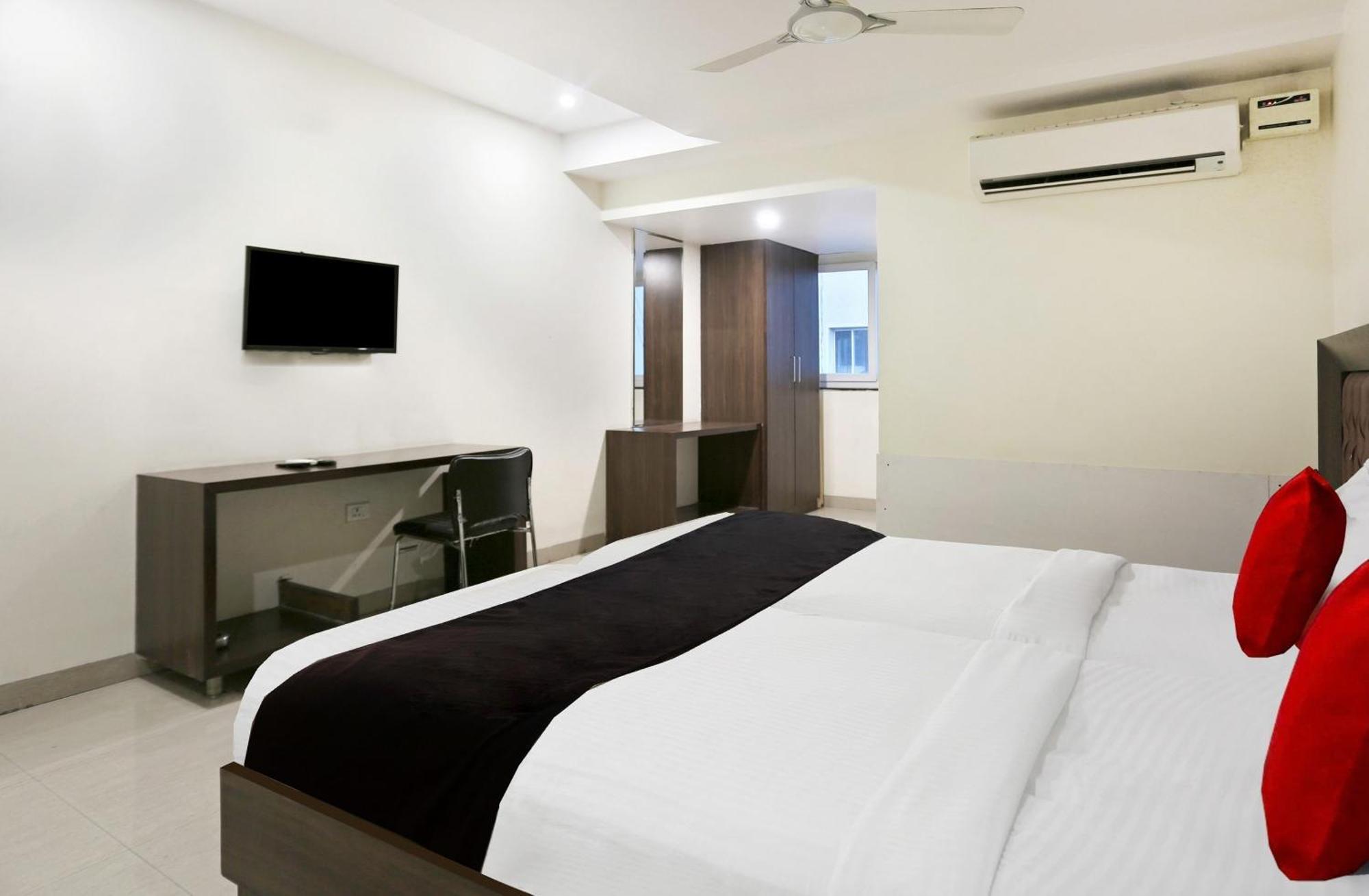 Townhouse Halcyon Deccan Inn Near Shilparamam Kondapur  Exteriér fotografie
