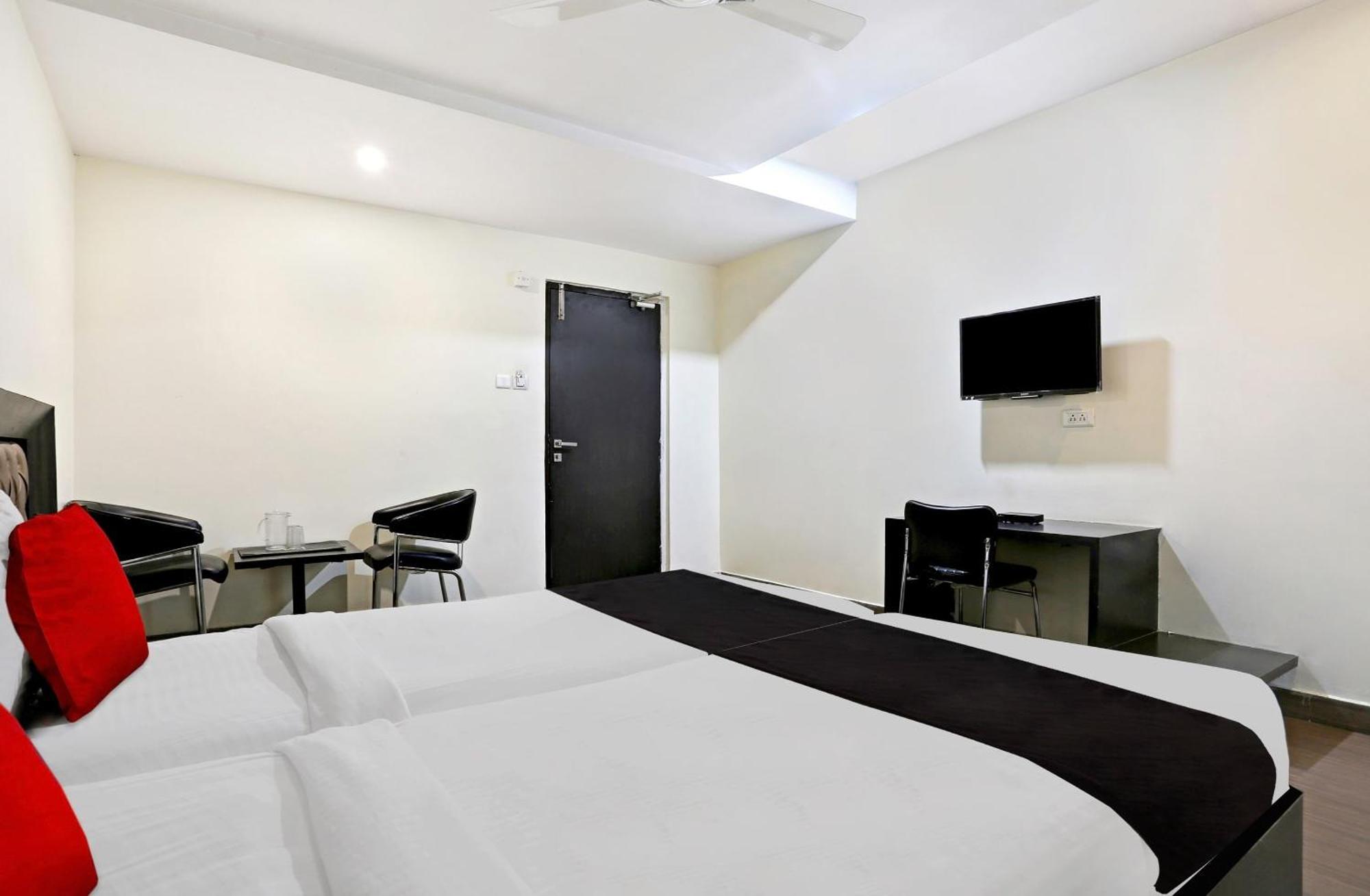 Townhouse Halcyon Deccan Inn Near Shilparamam Kondapur  Exteriér fotografie