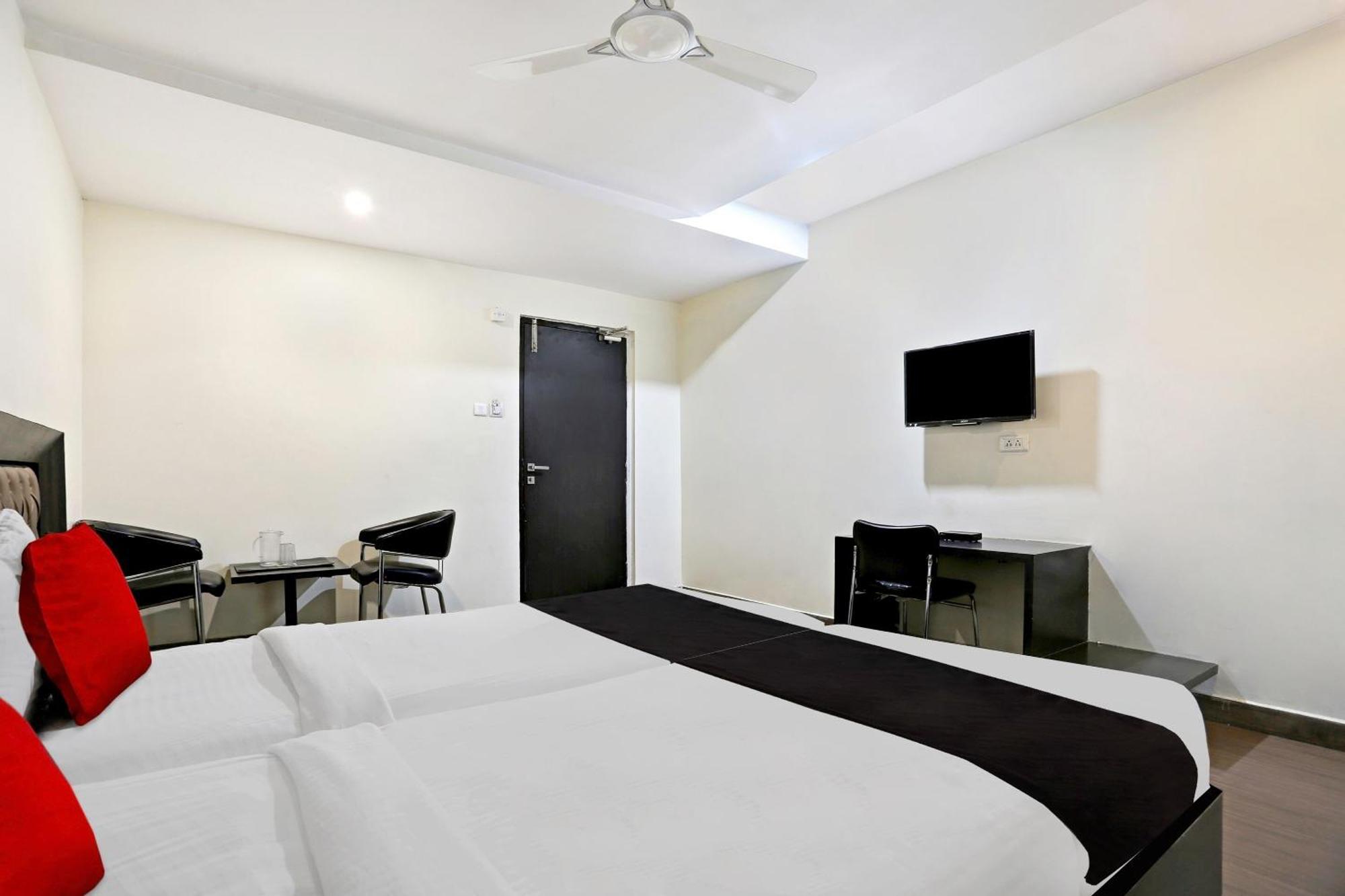 Townhouse Halcyon Deccan Inn Near Shilparamam Kondapur  Exteriér fotografie