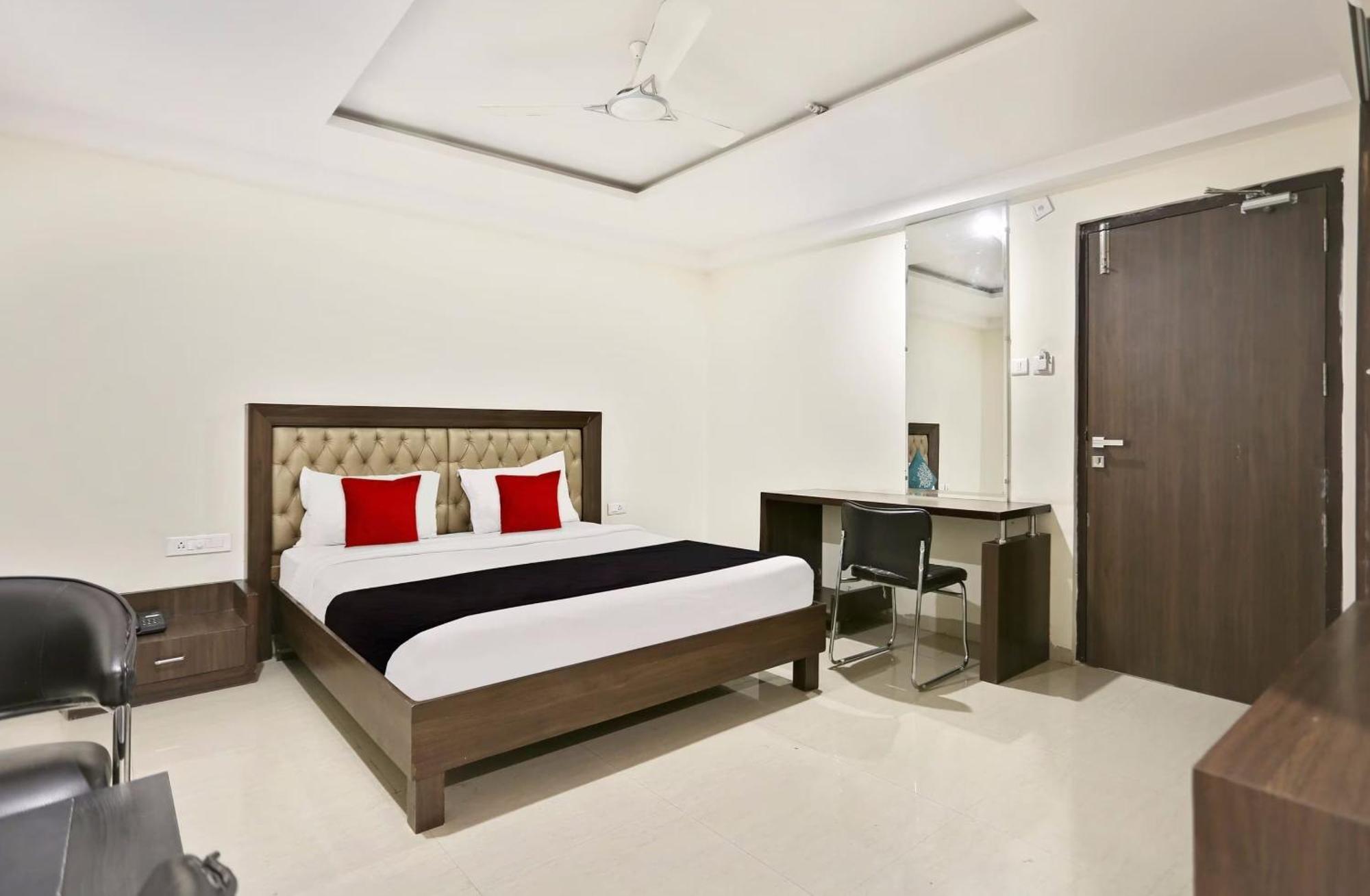 Townhouse Halcyon Deccan Inn Near Shilparamam Kondapur  Exteriér fotografie