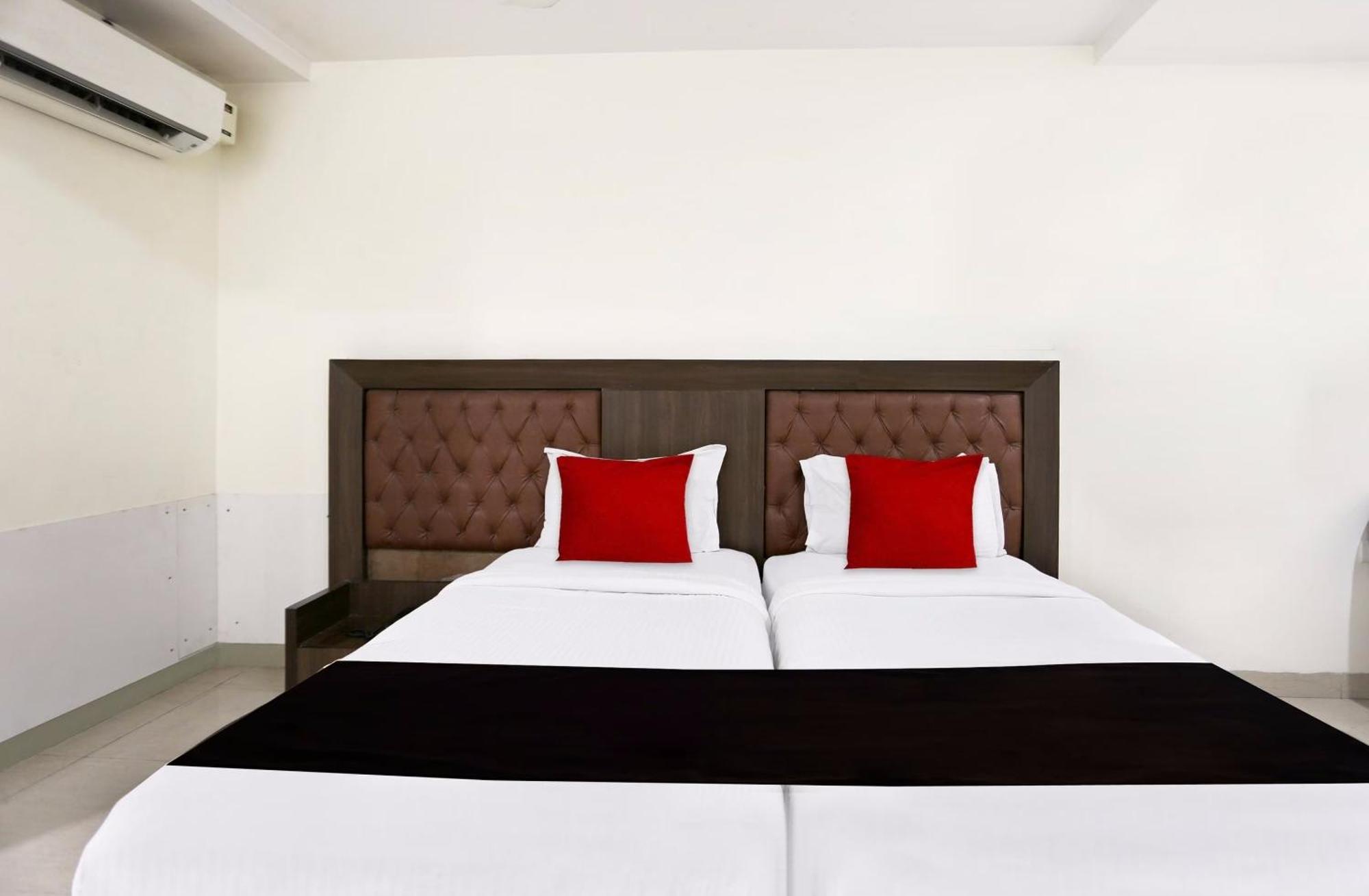 Townhouse Halcyon Deccan Inn Near Shilparamam Kondapur  Exteriér fotografie