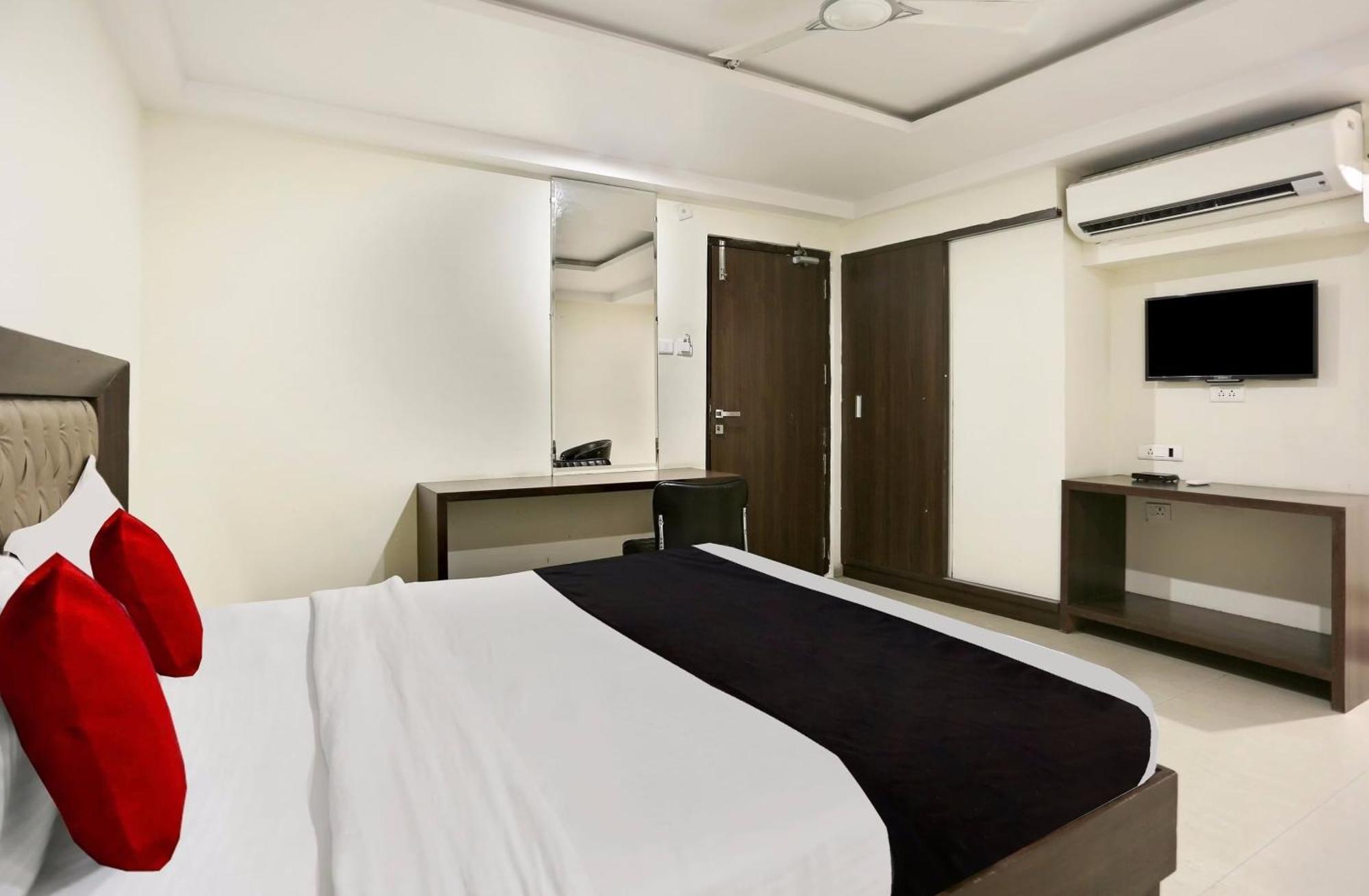 Townhouse Halcyon Deccan Inn Near Shilparamam Kondapur  Exteriér fotografie