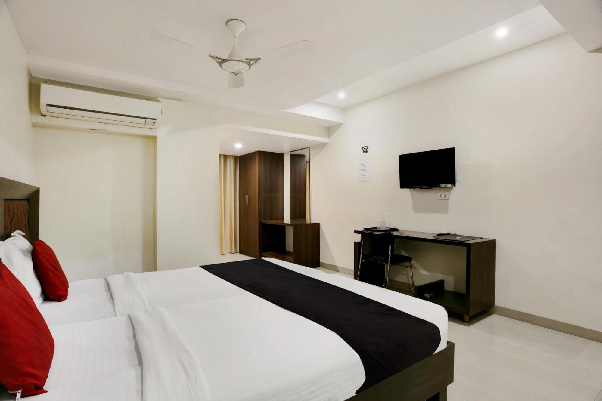 Townhouse Halcyon Deccan Inn Near Shilparamam Kondapur  Exteriér fotografie