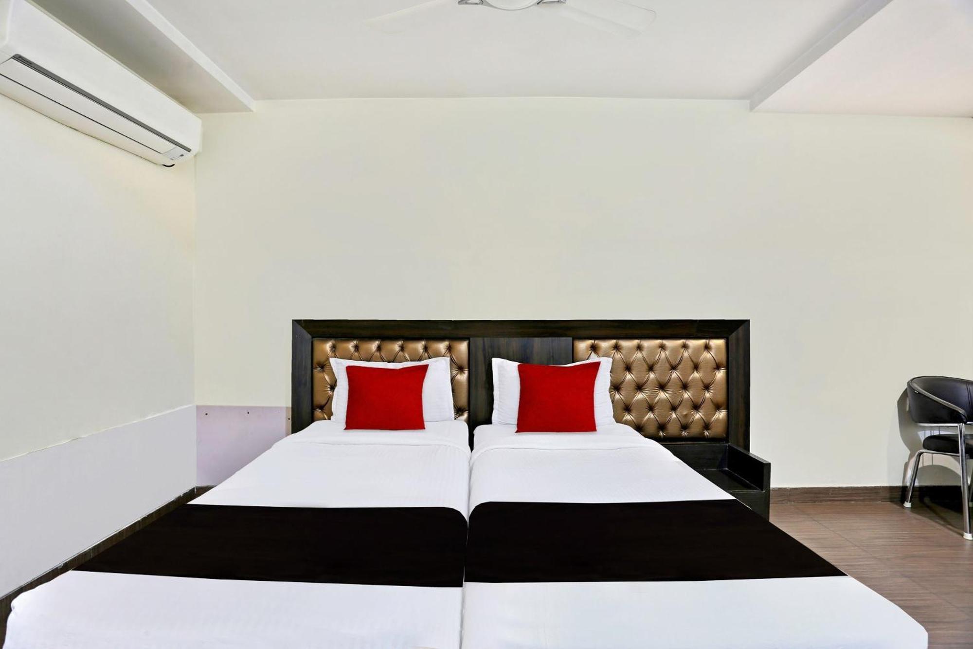 Townhouse Halcyon Deccan Inn Near Shilparamam Kondapur  Exteriér fotografie