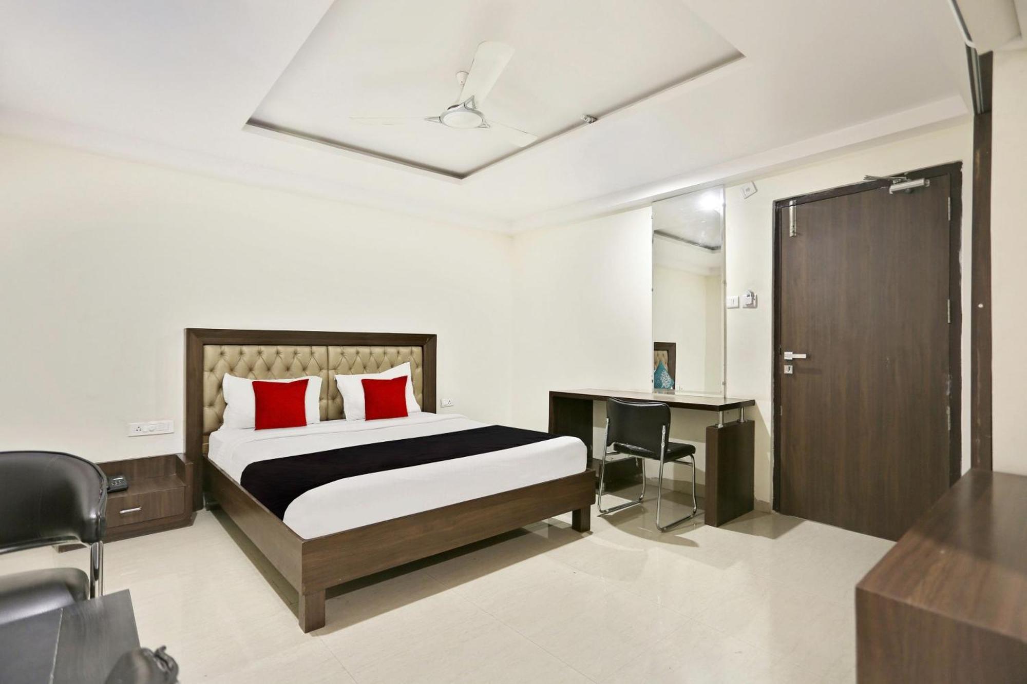 Townhouse Halcyon Deccan Inn Near Shilparamam Kondapur  Exteriér fotografie